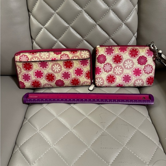Floral Pink and Cream Wristlet Set - Picture 6 of 11